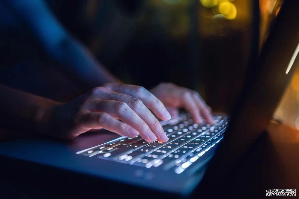 90岁姥姥为抄近路徒手翻墙回家 硬朗身手展长寿秘诀