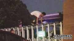 小区无路居民翻墙 开发商回应：居民无理取闹