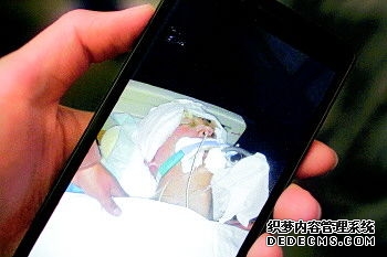 为少走几步路居民竟钻洞翻墙 希望引起重视早解决