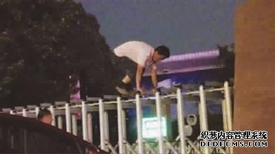 3次翻墙进入邻居家为哪般？危急关头他总能及时伸出援手