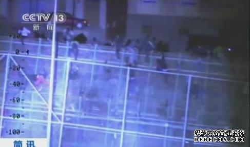 90岁姥姥为抄近路徒手翻墙回家本人回应:我真出息呢;此前其孙女表示姥姥两耳不闻窗外事不爱听的都装听不见